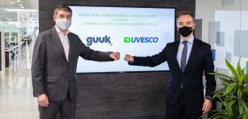 En la foto: Jose Ramón Fernández de Barrena, CEO de Grupo Uvesco y Jon Ander de las Fuentes, presidente de Guuk, en las instalaciones de Grupo Uvesco en Irun.