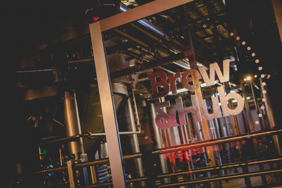 Brewhub se trata de un espacio pionero y de carácter colaborativo en el que cerveceras craft de todo el mundo pueden elaborar sus cervezas e intercambiar ideas.