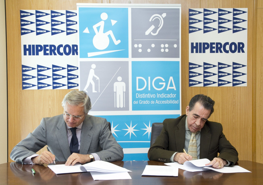 De izquierda a derecha, Rafael Jiménez, director general de Hipercor, y Francisco Miguel Alonso García, presidente honorífico de la Fundación Shangri-La.