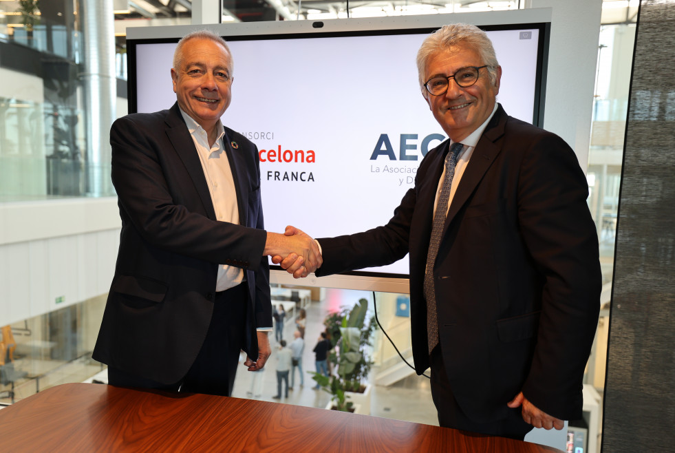Firma del acuerdo de colaboración entre José María Bonmatí, director general de AECOC, y de Pere Navarro, delegado especial del Estado en el CZFB