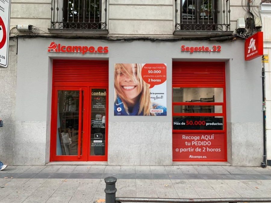 El nuevo espacio ubicado en el centro de Madrid es el primero de estas características que abre Alcampo en España, apostando por la innovación en click & collect para dar servicio a los habitantes 