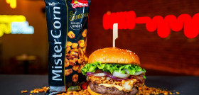 La cadena de restaurantes colabora por primera vez con MisterCorn, de Grefusa, y crea una hamburguesa con maíz crujiente.