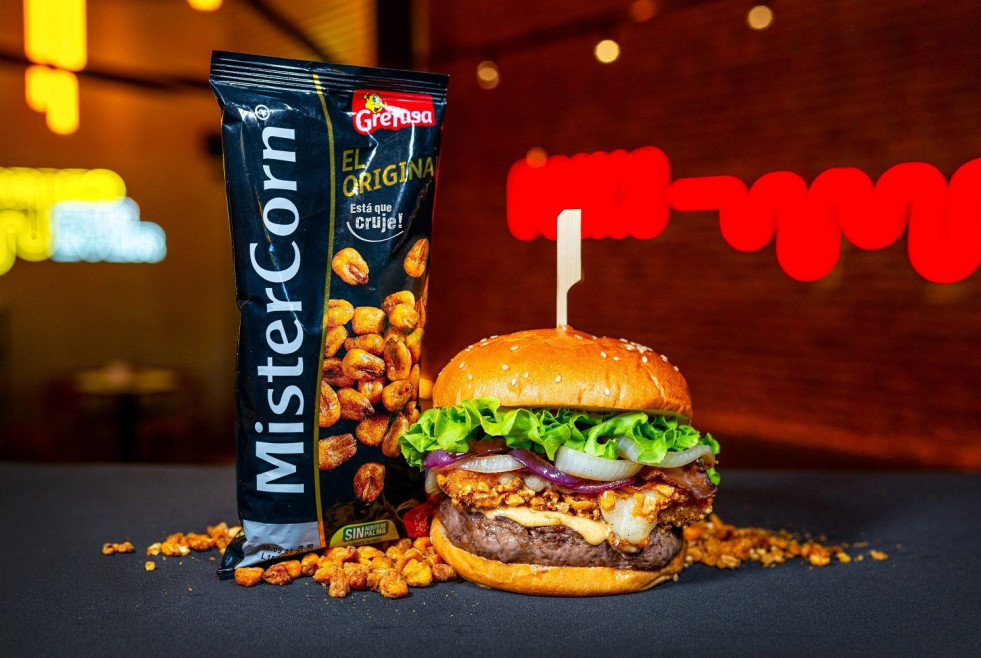 La cadena de restaurantes colabora por primera vez con MisterCorn, de Grefusa, y crea una hamburguesa con maíz crujiente.