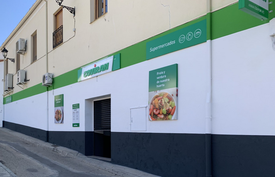Exterior del nuevo supermercado en Valdecarábanos, Toledo.