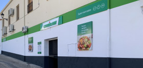 Exterior del nuevo supermercado en Valdecarábanos, Toledo.
