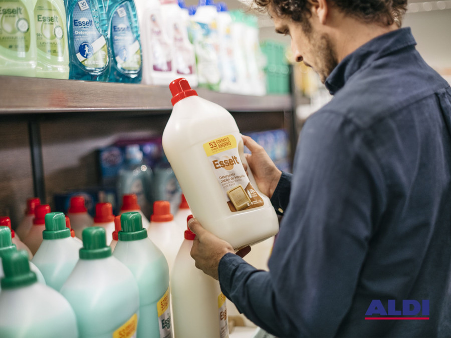 La compañía cuenta con 16 productos de detergencia de su marca propia, con envases creados a partir de plástico reciclado de entre un 25% y un 100%.