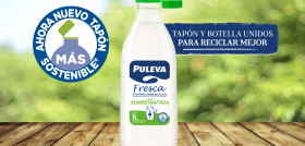 El nuevo tapón, de color verde, es más sostenible y está unido al envase para facilitar su reciclaje.