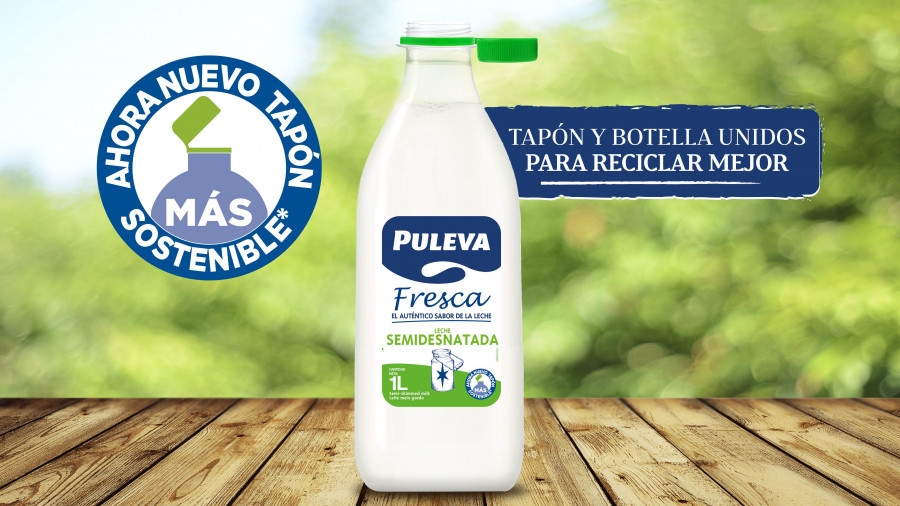 El nuevo tapón, de color verde, es más sostenible y está unido al envase para facilitar su reciclaje.