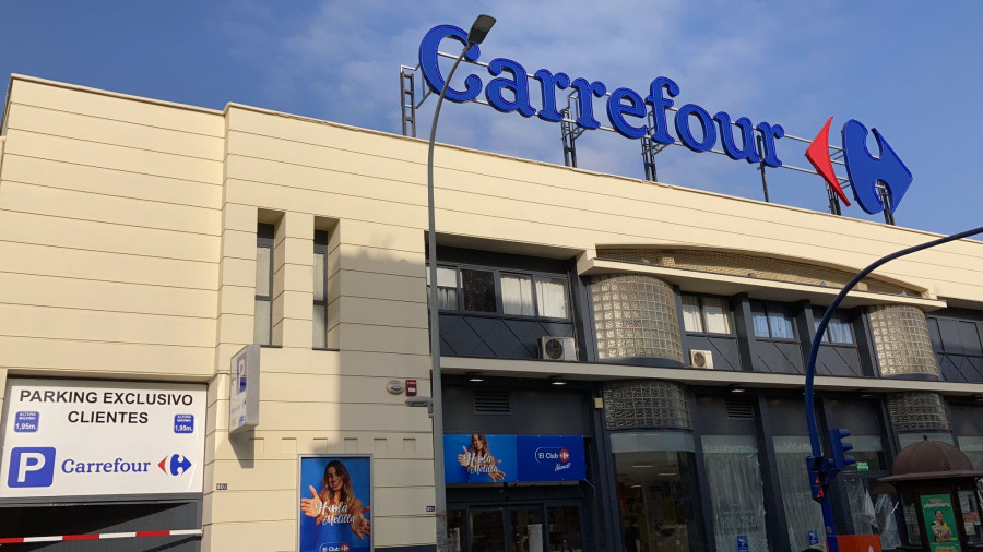 El supermercado cuenta con 103 plazas de parking.