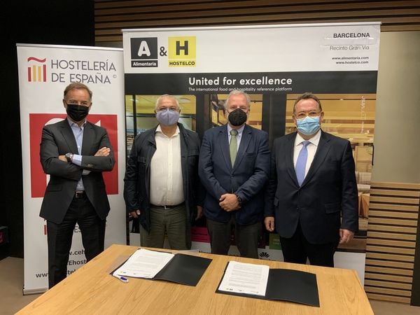 Representantes de ambas entidades durante la firma del convenio.