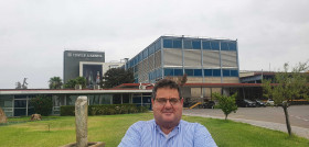 Enrique Alonso Montoya frente al centro que pasa a dirigir.