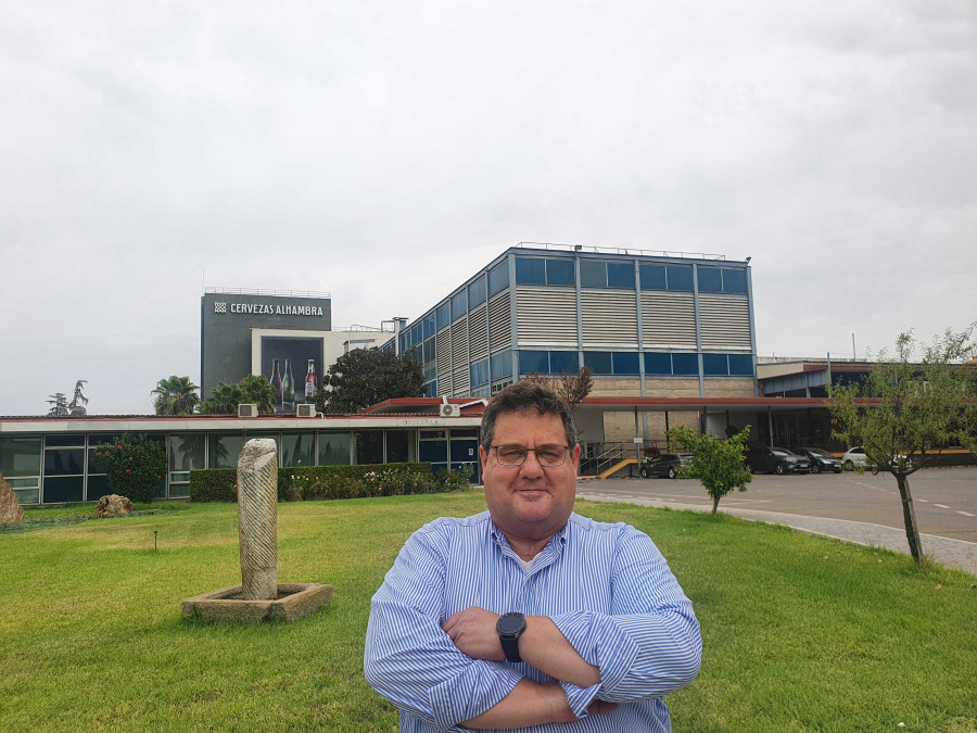 Enrique Alonso Montoya frente al centro que pasa a dirigir.