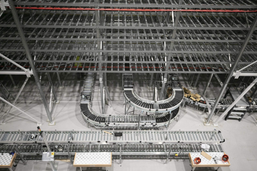La plataforma, situada sobre una superficie útil de 130.000 metros cuadrados, ocupa una superficie construida de 53.000 metros cuadrados.