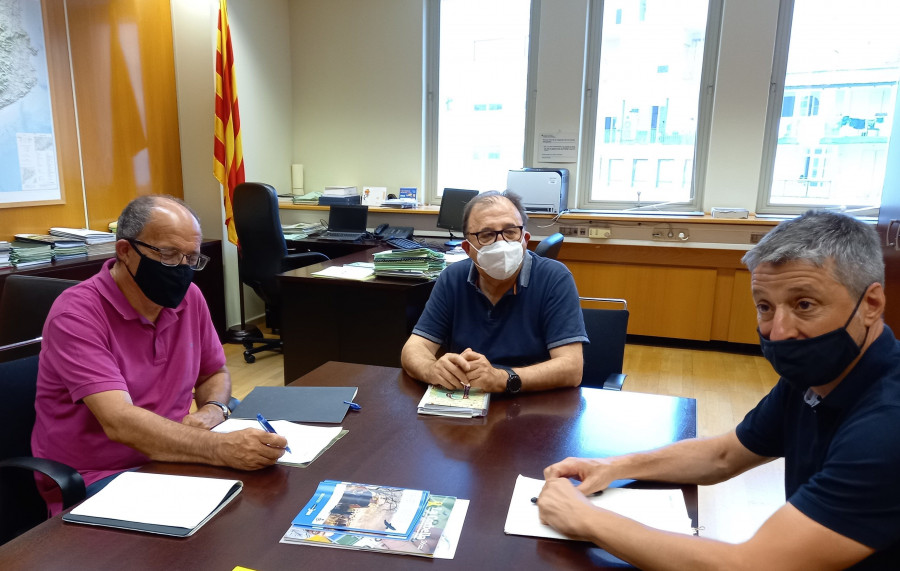 Representantes de Caprabo y la Generalitat durante la reunión.