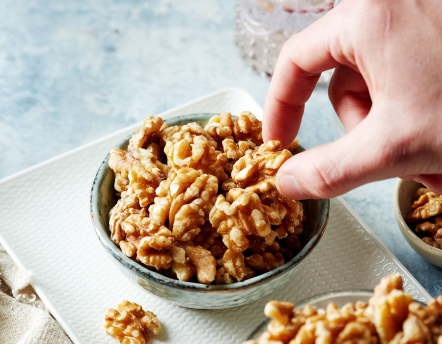 Una onza de nueces incluye proteínas, fibra, magnesio y omega 3.