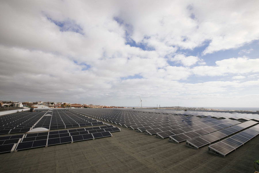 Instalación de autoconsumo fotovoltaico en el centro logístico de HiperDino en Telde (Gran Canaria).