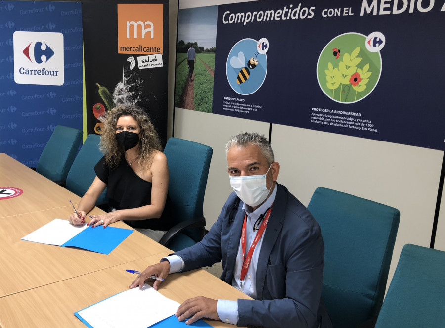Representantes de ambas entidades durante la firma convenio.