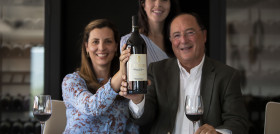Beatriz y Paloma Moro con su padre, Carlos Moro.