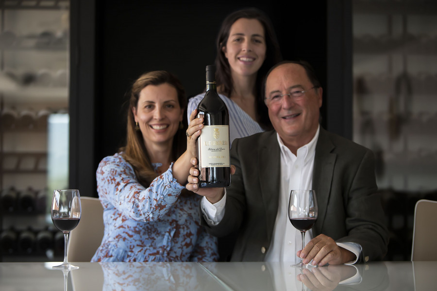 Beatriz y Paloma Moro con su padre, Carlos Moro.