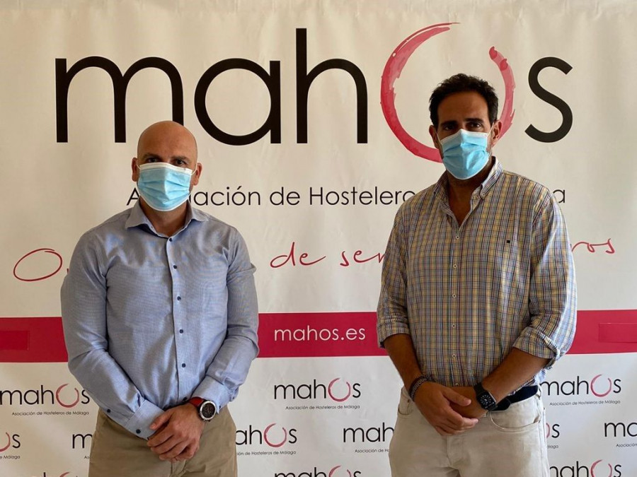 Víctor Arcos, director de Makro Málaga, y Javier Frutos, presidente de la Asociación de hostelería de Málaga.