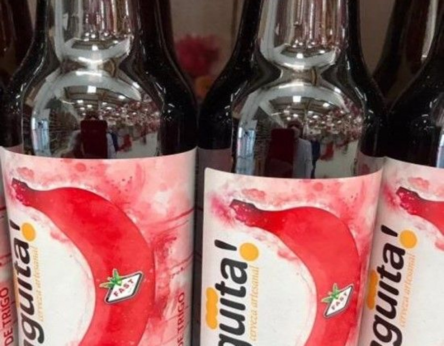 Así es el exterior de las nuevas cervezas de plátano rojo por las que apuesta Alcampo.