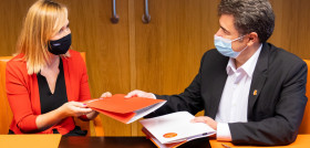 Los representantes de ambas entidades durante al firma del convenio.