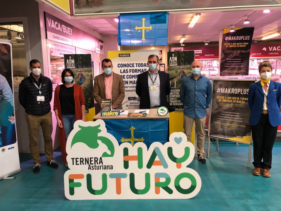 Los responsables de Makro e IGP Ternera Asturiana durante la firma del contrato.