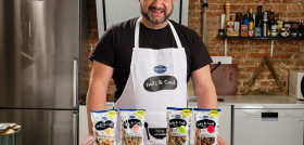 El chef Sergio Fernández con los distintos productos de la gama.