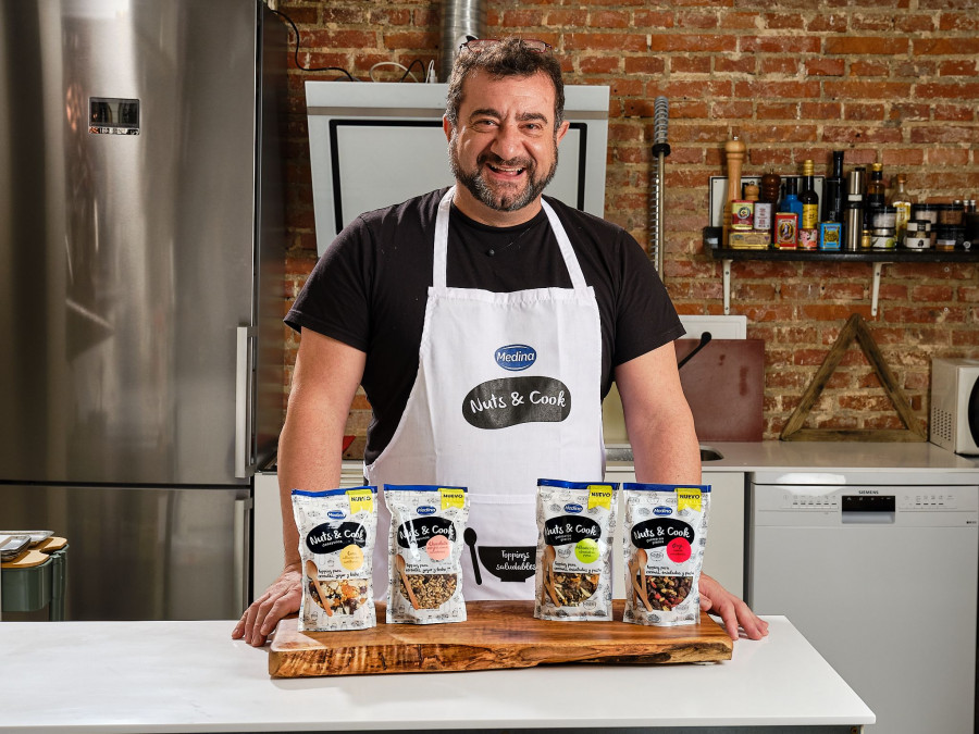 El chef Sergio Fernández con los distintos productos de la gama.