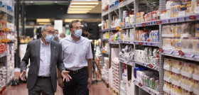 Lluís Labairu, director general de GM Food, junto a  Pep Berga, alcalde de Olot, durante la inauguración del nuevo establecimiento.