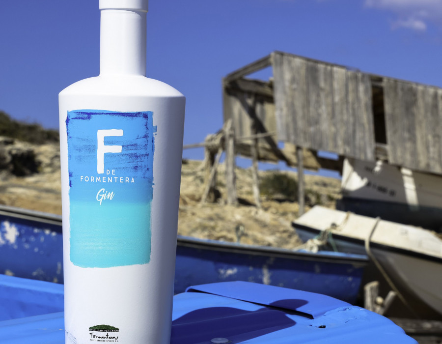 La ginebra F de Formentera se elabora de forma íntegra en la isla, siguiendo métodos artesanales.