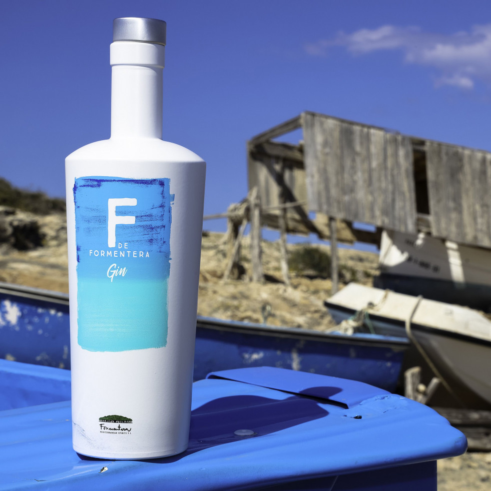 La ginebra F de Formentera se elabora de forma íntegra en la isla, siguiendo métodos artesanales.