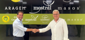 Antonio J. Gallego, director general adjunto de Migasa y Pau Serra, presidente de la Cooperativa Agrícola de Cambrils, cierran el acuerdo de la nueva joint venture Aceites Mestral.
