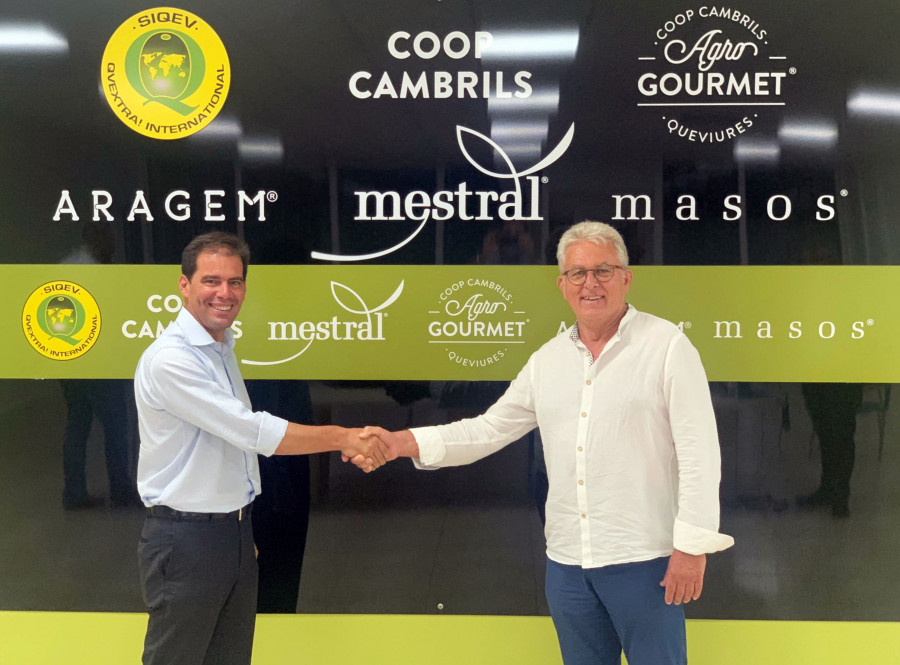 Antonio J. Gallego, director general adjunto de Migasa y Pau Serra, presidente de la Cooperativa Agrícola de Cambrils, cierran el acuerdo de la nueva joint venture Aceites Mestral.
