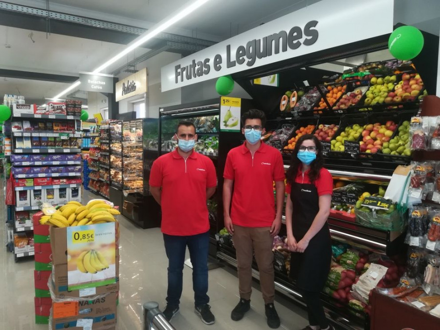 Sección de frescos y legumbres del nuevo supermercado Covirán en Lisboa.
