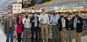 Steffen Greubel en una visita a un centro de Makro junto al equipo directivo de la compañía en España.