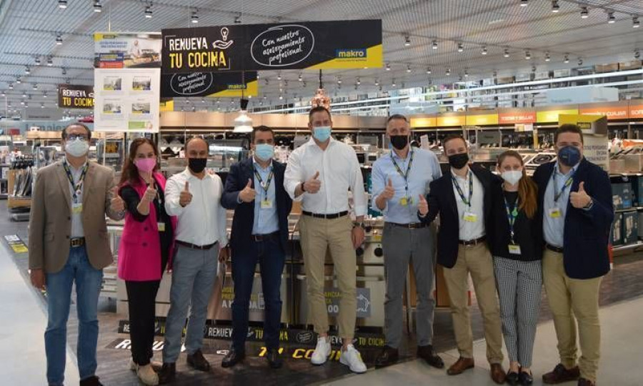 Steffen Greubel en una visita a un centro de Makro junto al equipo directivo de la compañía en España.