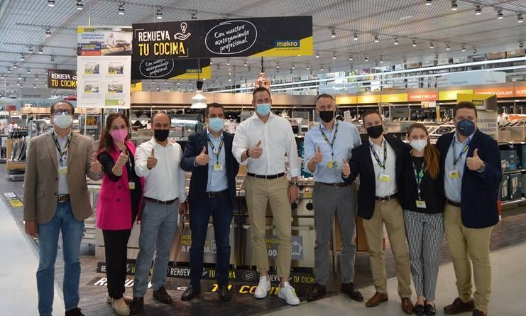 Steffen Greubel en una visita a un centro de Makro junto al equipo directivo de la compañía en España.