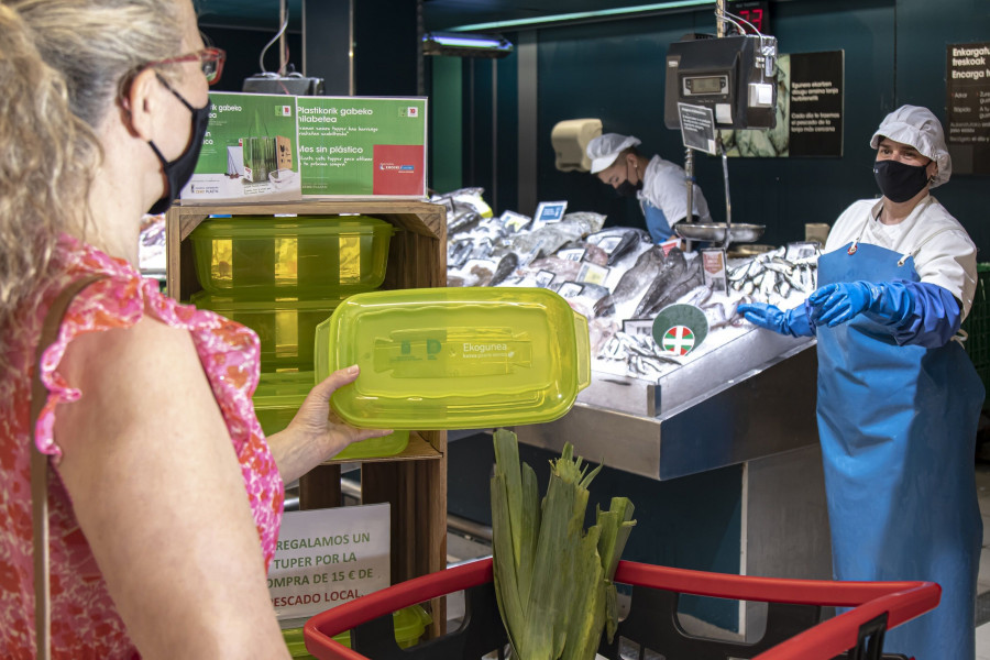 Eroski ha repartido 600 táperes en sus hipermercados de Garbera y Arcco Amara en colaboración con el ayuntamiento.