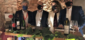 Representantes de ambas entidades durante la visita a las bodegas.