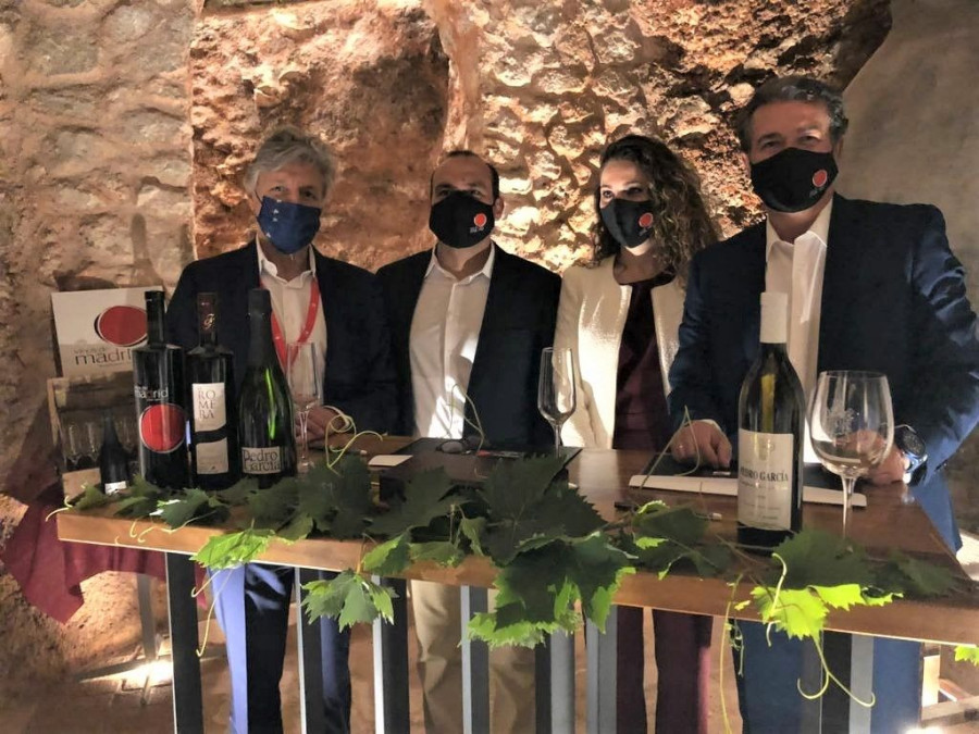 Representantes de ambas entidades durante la visita a las bodegas.