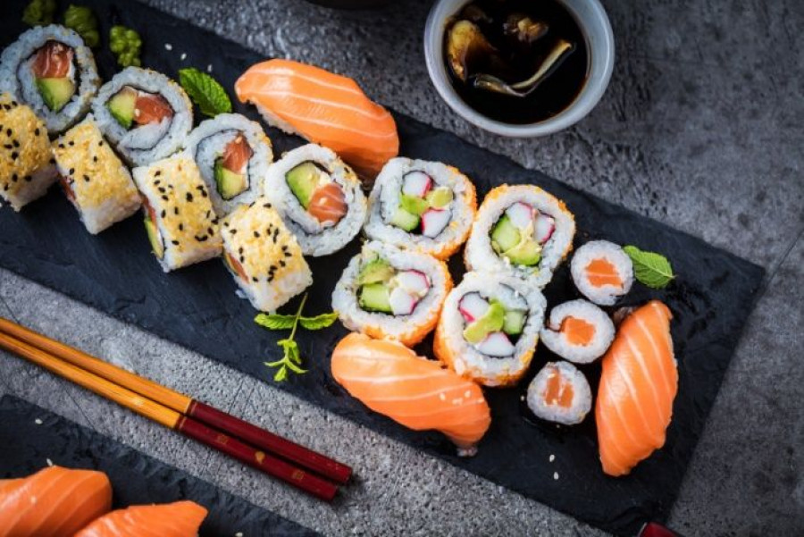 Comer sushi es un ritual, que comienza con la degustación de ‘sashimi’, seguido del ‘nigiri’, el ‘makizushi’ y el ‘temaki’.