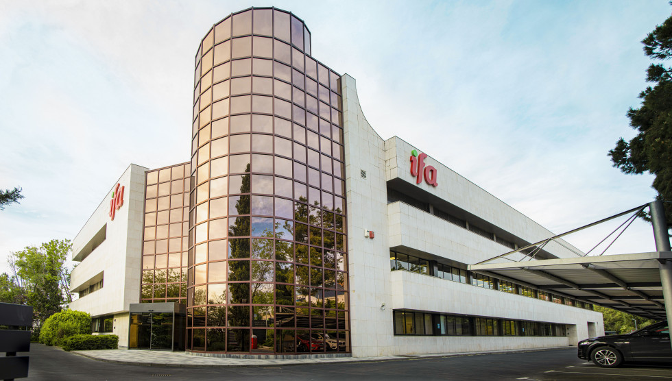 El Grupo IFA está compuesto por 34 miembros y 137 empresas asociadas a los mismos con una facturación bruta consolidada superior a los 32.000 millones de euros.