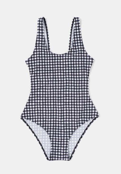 Camisetas 100% lino o algodón, ropa interior con materiales reciclados, sandalias de yute fabricadas en España y cazadoras vaqueras en cuya fabricación se reduce el consumo de agua.