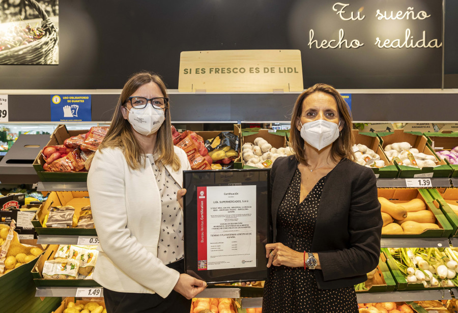 Michaela Reischl, directora de Lidl en España, y Teresa Rodon, directora comercial y responsable RSC y medioambiente de Bureau Veritas España y Portugal.