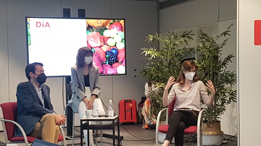 Momento de la presentación con el director corporativo de Grupo DIA, Santiago Martínez; la directora de Comunicación y Relaciones Externas, Lara Vadillo; y la responsable de Sostenibilidad del grup