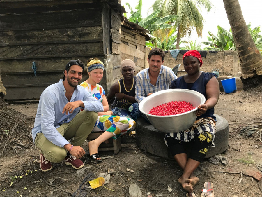 Guillermo Milans del Bosch (izda) y Loan Bensadon (segundo por la dcha), cofundadores de Baïa Food, durante un viaje a Ghana, donde cultivan la baya Synsepalum dulcificum.
