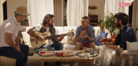 Antonio Orozco le ha puesto música y adaptado a su estilo, grabando además un videoclip en el que aparece cantando y tocando la guitarra con familia y amigos mientras disfrutan de un picoteo con lan