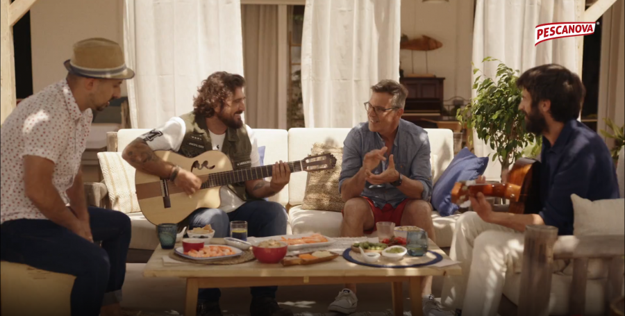 Antonio Orozco le ha puesto música y adaptado a su estilo, grabando además un videoclip en el que aparece cantando y tocando la guitarra con familia y amigos mientras disfrutan de un picoteo con lan