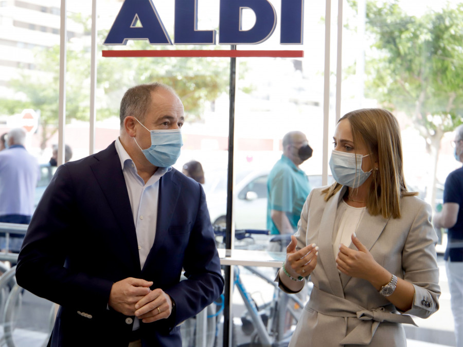 Alba Roig, responsable de Expansión de Aldi y Emilio Sáez, alcalde de Albacete.